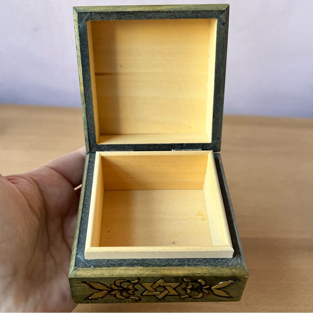 VINTAGE ISRAEL WOOD DECORATIVE BOX MENORAH MAGEN DAVID STAR OF DAVID GREEN GOLD - Picture 3 of 16